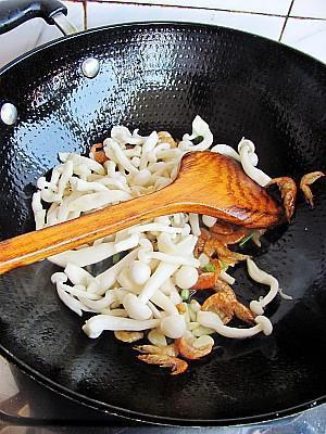 虾干白玉菇烩丝瓜的做法图解7