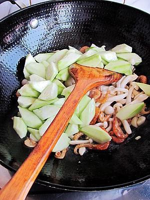 虾干白玉菇烩丝瓜的做法图解9