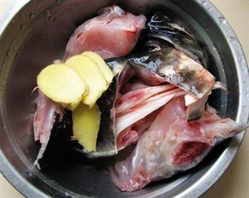川芎白芷鱼头汤的做法步骤3