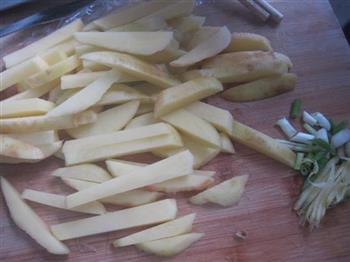 土豆炒月牙骨的做法步骤2