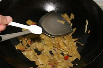 炒腌扁豆的做法步骤3