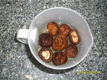 冬菇排骨芋头焖饭的做法步骤2