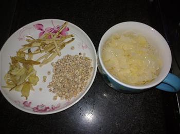 沙参玉竹银耳薏米汤的做法图解1