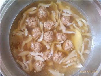 蘑菇肉圆汤的做法步骤9