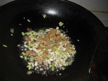 猪油渣炒酸菜的做法步骤3