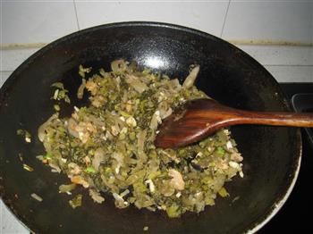 猪油渣炒酸菜的做法步骤4