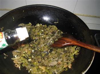 猪油渣炒酸菜的做法步骤5