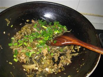 猪油渣炒酸菜的做法步骤6