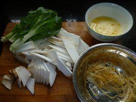 杏鲍菇银鱼蛋汤的做法步骤2