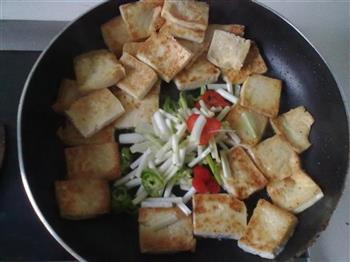 小葱煎豆腐的做法步骤4
