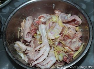 黄花菜土豆炖鸡块的做法步骤2