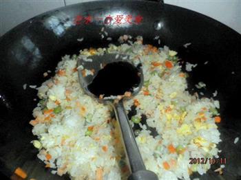 扬州炒饭的做法步骤5
