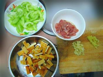 芹菜香干炒肉的做法步骤1