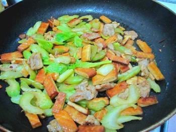 芹菜香干炒肉的做法步骤7