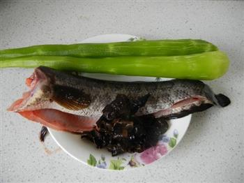 生菜杆木耳黑鱼汤的做法步骤1