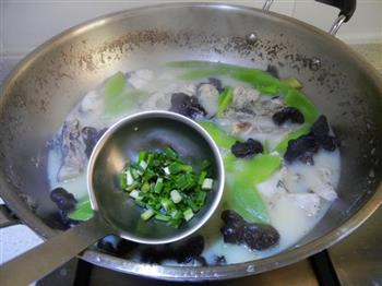 生菜杆木耳黑鱼汤的做法步骤9