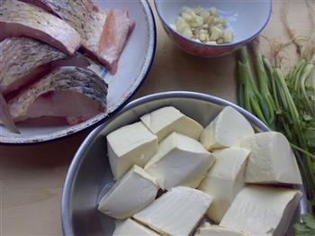 家常豆腐煮鱼的做法步骤1
