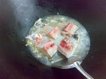 家常豆腐煮鱼的做法步骤4