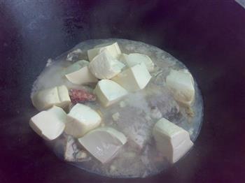 家常豆腐煮鱼的做法步骤5