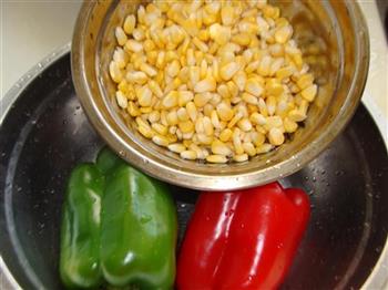 玉米炒彩椒的做法步骤1