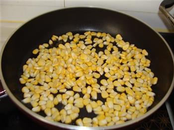 玉米炒彩椒的做法步骤5