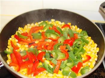 玉米炒彩椒的做法步骤6