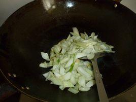 白菜杆子炒辣椒的做法步骤3