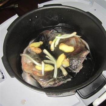 煲鱼头汤的做法步骤2