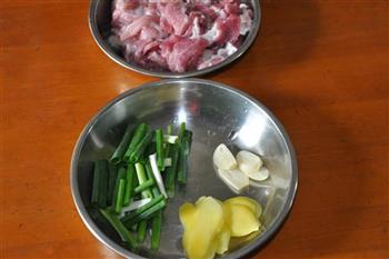 姜葱煮猪颈肉的做法图解2