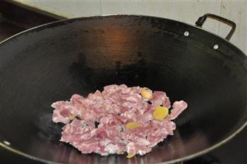 姜葱煮猪颈肉的做法图解4
