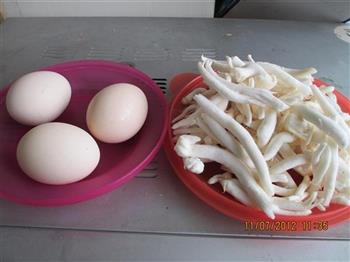 海鲜菇炒鸡蛋的做法图解1