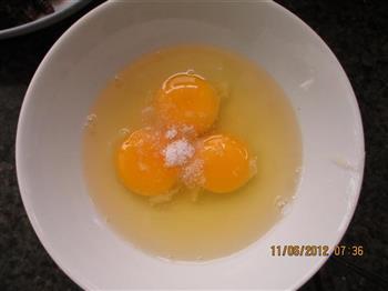 海鲜菇炒鸡蛋的做法图解2