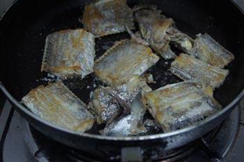 干煎带鱼的做法步骤3