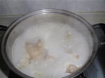 猪蹄海带汤的做法图解2