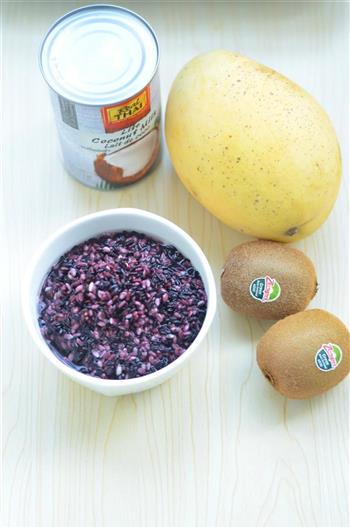 椰香黑米水果粥的做法步骤1