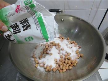 盐炒花生米的做法步骤3