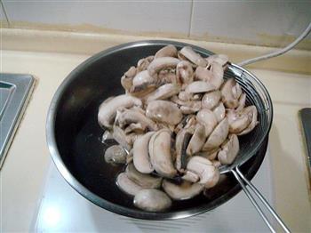 溜鲜蘑豌豆的做法步骤1
