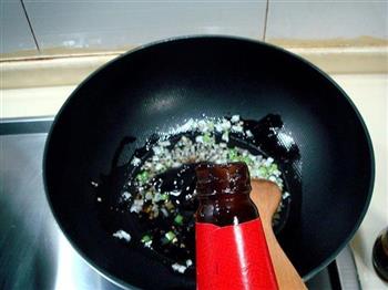 溜鲜蘑豌豆的做法步骤3