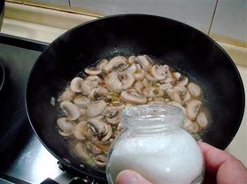溜鲜蘑豌豆的做法步骤6