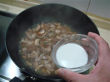 溜鲜蘑豌豆的做法步骤7