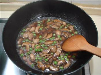 溜鲜蘑豌豆的做法步骤8