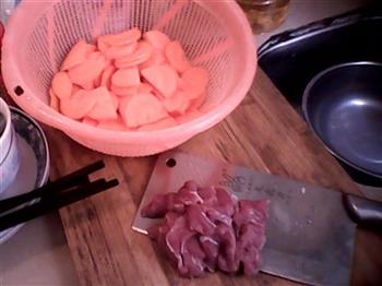 胡萝卜炒肉的做法图解1