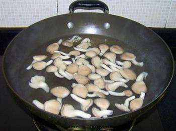 草菇排骨汤的做法步骤2