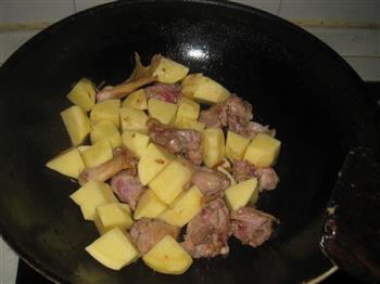 五香土豆焖鸭的做法步骤4