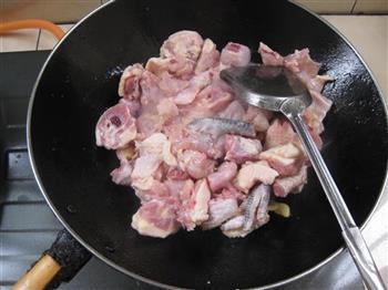 板栗焖鸡的做法步骤8