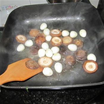 爆炒香菇蛋的做法步骤5