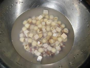 松茸银耳瘦肉汤的做法步骤1