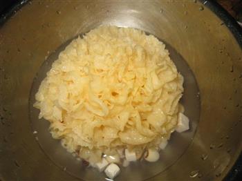 松茸银耳瘦肉汤的做法步骤3