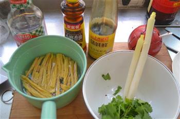 香菜拌腐竹的做法步骤1