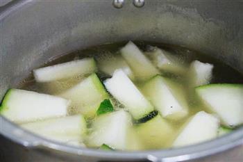 冬瓜薏米龙骨汤的做法图解5